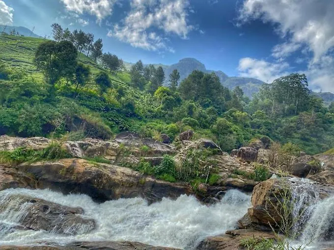 Villa 4 Rooms Individual Cottage Near Attukad Waterfalls - Hall, 4Bed Room Delux, Falls View, Located At Tea Etstae Devikolam Inde